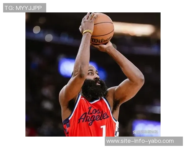 哈登三分首球遭格莱姆斯肘击裁判未作判罚引争议